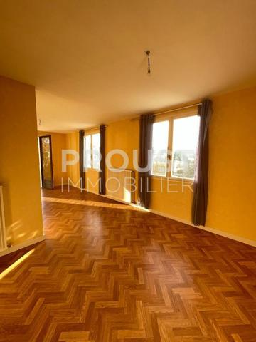 En exclusivité, centre de prahecq, plain-pied avec jardin de 800 m, garage et dépendances