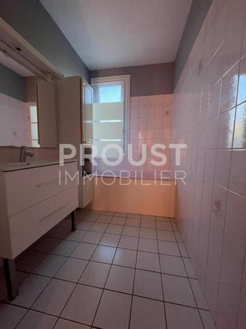 En exclusivité, centre de prahecq, plain-pied avec jardin de 800 m, garage et dépendances