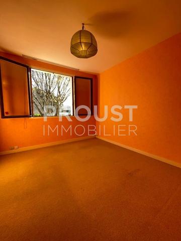 En exclusivité, centre de prahecq, plain-pied avec jardin de 800 m, garage et dépendances