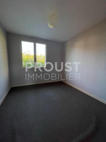 En exclusivité, centre de prahecq, plain-pied avec jardin de 800 m, garage et dépendances