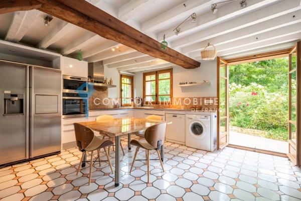 Propriete
                                                                                                                                                                                                                                                                                                                        7 pièce(s)                                                                                                                                                                                                          5 chambre(s)                                                                                                                                                                                                          260  m²