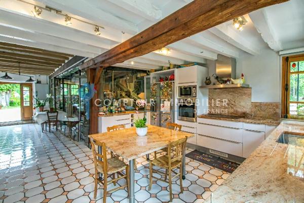 Propriete
                                                                                                                                                                                                                                                                                                                        7 pièce(s)                                                                                                                                                                                                          5 chambre(s)                                                                                                                                                                                                          260  m²