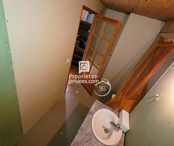 À moins de 200 000 ,  belle opportunité pour les primo-accédants Maison de village en pierre  à rénover - Berrias Et Casteljau 6 pièce(s) 104 m2