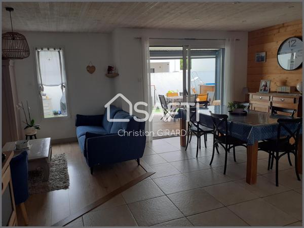 A la Guérinière, à 100 mètres de la plage, maison de plain pied de 97 m2 de surface habitable toute récente et une chambre indépendante avec salle d'eau dans une impasse non loin du bourg.