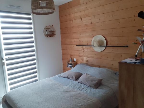 A la Guérinière, à 100 mètres de la plage, maison de plain pied de 97 m2 de surface habitable toute récente et une chambre indépendante avec salle d'eau dans une impasse non loin du bourg.