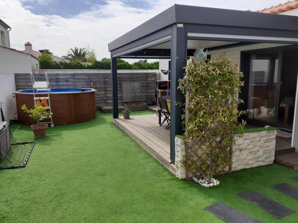 A la Guérinière, à 100 mètres de la plage, maison de plain pied de 97 m2 de surface habitable toute récente et une chambre indépendante avec salle d'eau dans une impasse non loin du bourg.