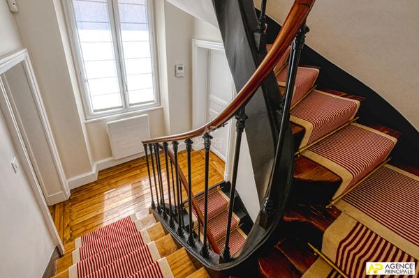 Versailles Saint-Louis Maison 7 pièces 235 m² au sol (181.52 m² habitables) sur parcelle d'environ 350 m² €2 184 000 ** - Référence 26611