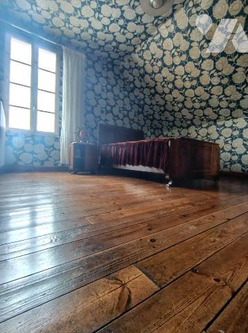 UNE MAISON
