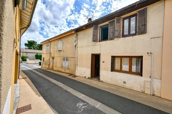 SAINT GENIS LAVAL - Maison de village avec courette
