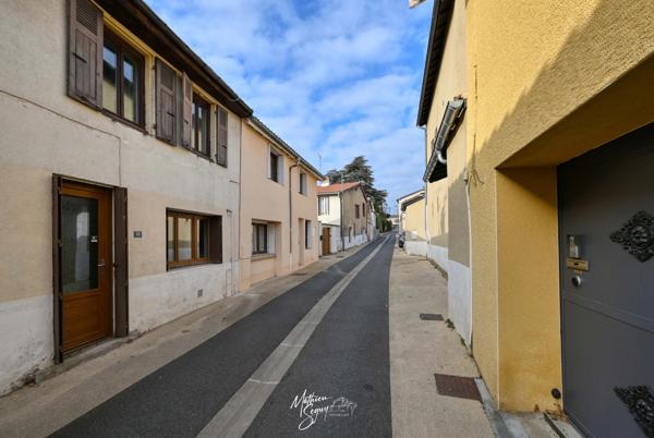 SAINT GENIS LAVAL - Maison de village avec courette