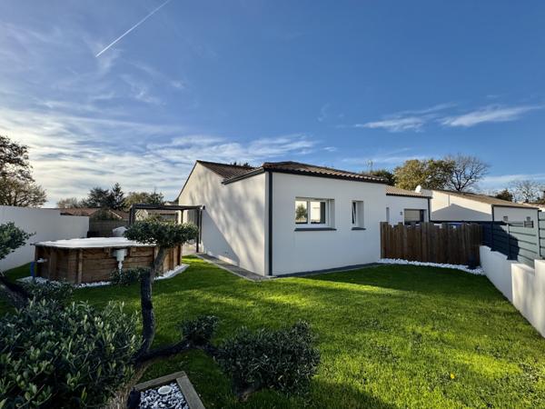 Saint-Georges-de-Pointindoux (85150) Pavillon Récent (2022) avec Piscine et Prestations de qualité