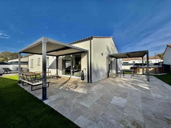 Saint-Georges-de-Pointindoux (85150) Pavillon Récent (2022) avec Piscine et Prestations de qualité