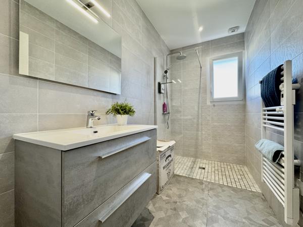 Saint-Georges-de-Pointindoux (85150) Pavillon Récent (2022) avec Piscine et Prestations de qualité