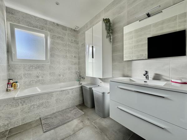 Saint-Georges-de-Pointindoux (85150) Pavillon Récent (2022) avec Piscine et Prestations de qualité