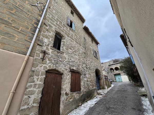 Local Commercial
        
        - 23 m² 75 000 € *
