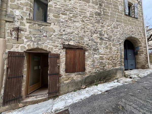 Local Commercial
        
        - 23 m² 75 000 € *