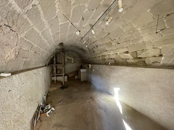 Local Commercial
        
        - 23 m² 75 000 € *