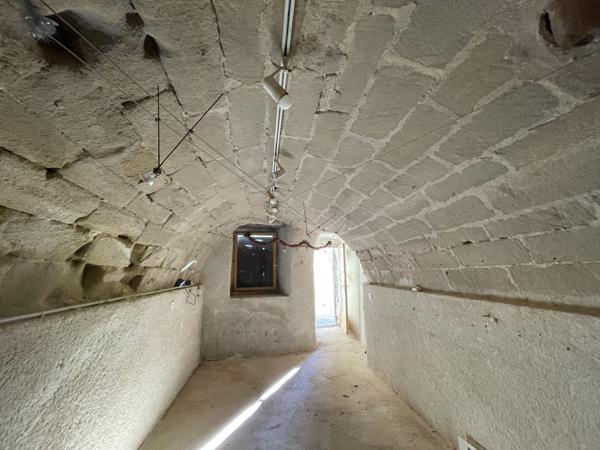 Local Commercial
        
        - 23 m² 75 000 € *