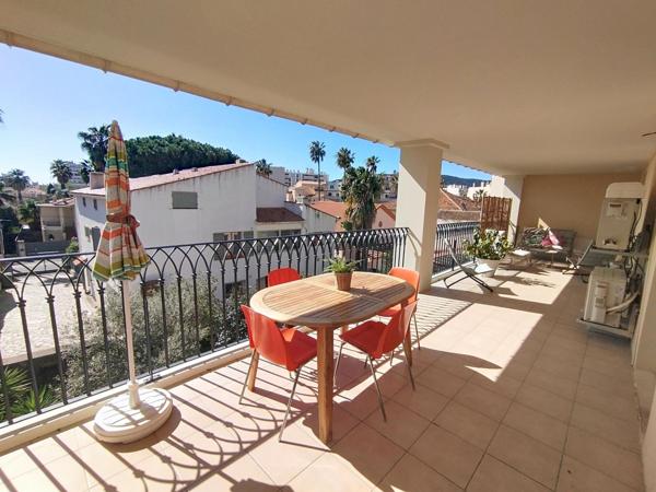 Hyères centre T3 de 87m2 avec terrasse et garage.