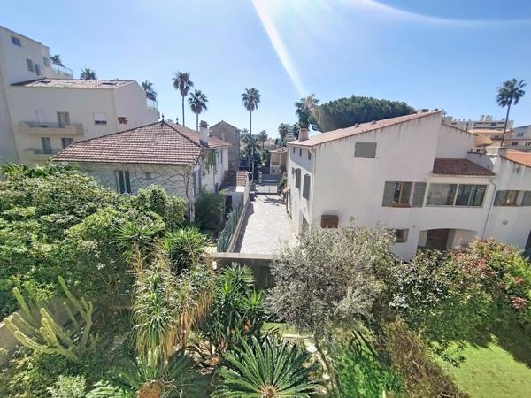 Hyères centre T3 de 87m2 avec terrasse et garage.