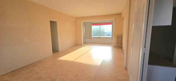 Appartement type 6, à rénover, situé au 4ème étage d'une copropriété avec cave et ascenseur