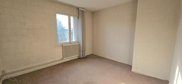 Appartement type 6, à rénover, situé au 4ème étage d'une copropriété avec cave et ascenseur