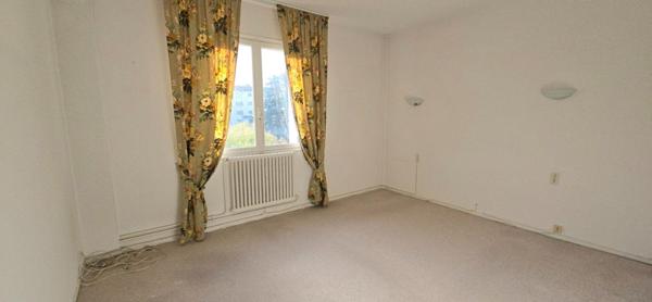 Appartement type 6, à rénover, situé au 4ème étage d'une copropriété avec cave et ascenseur