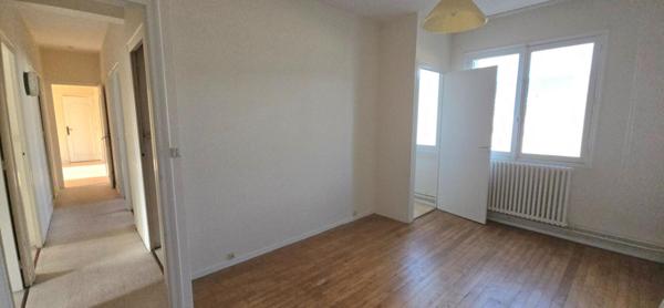 Appartement type 6, à rénover, situé au 4ème étage d'une copropriété avec cave et ascenseur