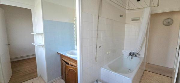 Appartement type 6, à rénover, situé au 4ème étage d'une copropriété avec cave et ascenseur