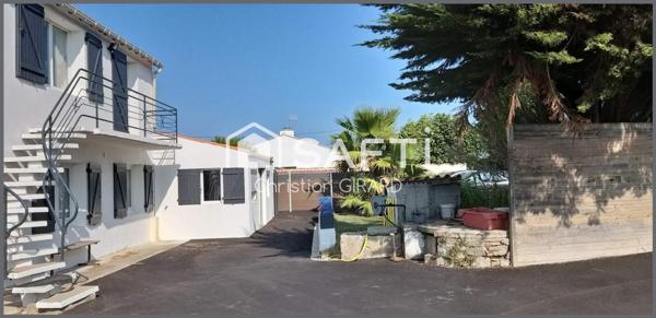A Noirmoutier en l 'ile, en zone blanche, maison en pierres avec studio, pour une surface habitable de 127 m2, avec une piscine dans une propriété de 1041 m2.