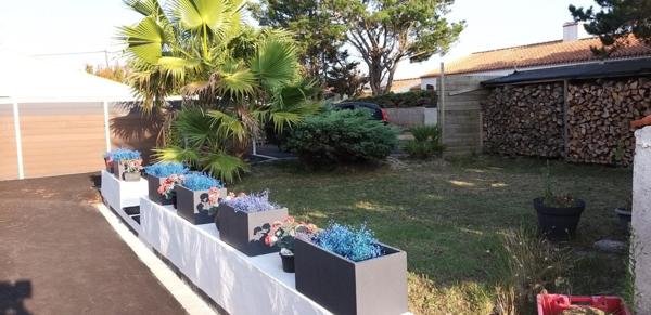 A Noirmoutier en l 'ile, en zone blanche, maison en pierres avec studio, pour une surface habitable de 127 m2, avec une piscine dans une propriété de 1041 m2.