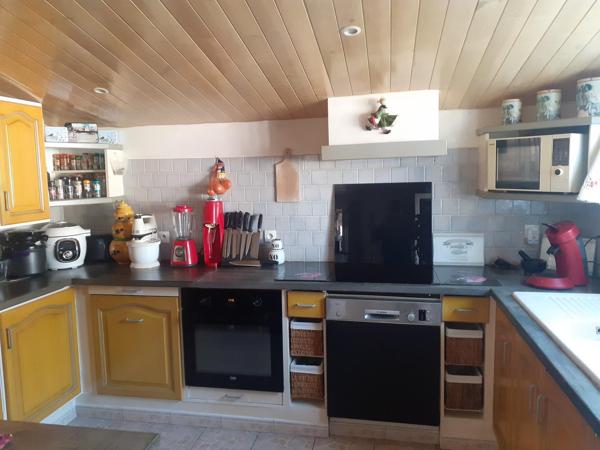 A Noirmoutier en l 'ile, en zone blanche, maison en pierres avec studio, pour une surface habitable de 127 m2, avec une piscine dans une propriété de 1041 m2.