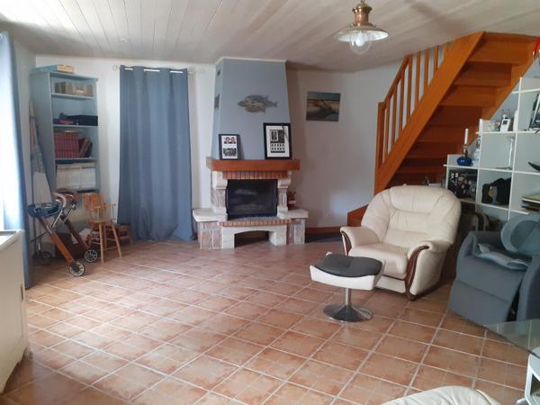 A Noirmoutier en l 'ile, en zone blanche, maison en pierres avec studio, pour une surface habitable de 127 m2, avec une piscine dans une propriété de 1041 m2.