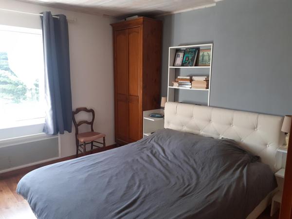 A Noirmoutier en l 'ile, en zone blanche, maison en pierres avec studio, pour une surface habitable de 127 m2, avec une piscine dans une propriété de 1041 m2.