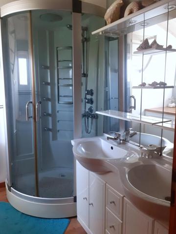 A Noirmoutier en l 'ile, en zone blanche, maison en pierres avec studio, pour une surface habitable de 127 m2, avec une piscine dans une propriété de 1041 m2.