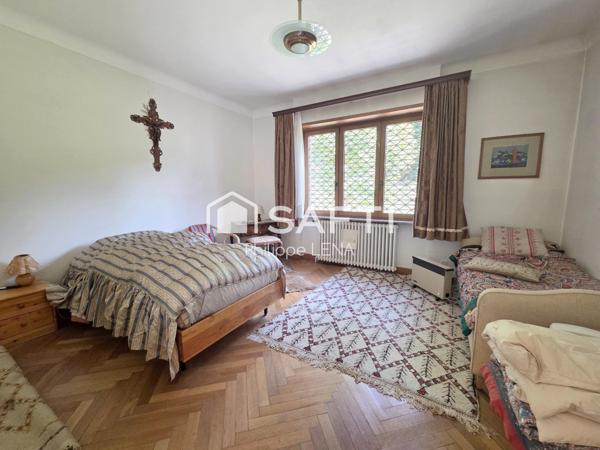 Grande Maison à rénover, terrain de 10,5 ares.