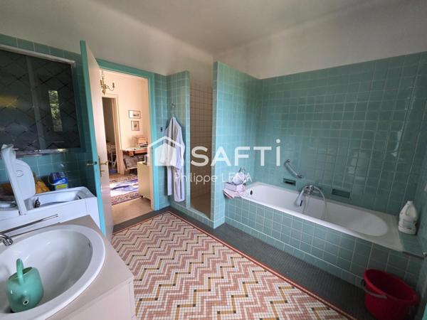 Grande Maison à rénover, terrain de 10,5 ares.