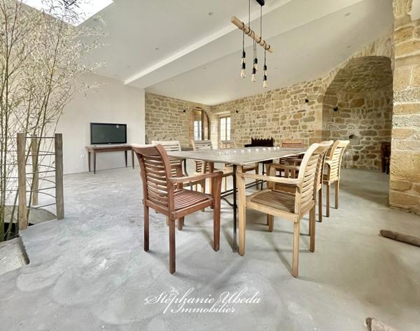 Alleins (13980) SPLENDIDE BATISSE DU 16EME DANS LES REMPARTS DU VIEUX VILLAGE