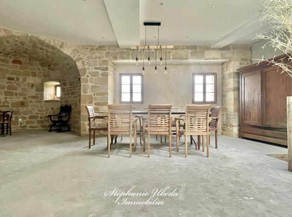 Alleins (13980) SPLENDIDE BATISSE DU 16EME DANS LES REMPARTS DU VIEUX VILLAGE