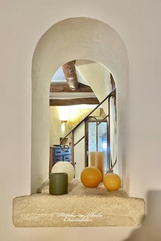 Alleins (13980) SPLENDIDE BATISSE DU 16EME DANS LES REMPARTS DU VIEUX VILLAGE