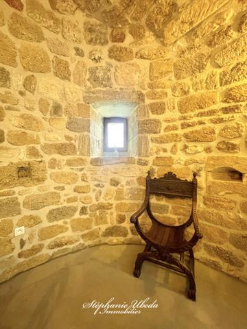 Alleins (13980) SPLENDIDE BATISSE DU 16EME DANS LES REMPARTS DU VIEUX VILLAGE