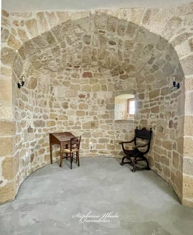Alleins (13980) SPLENDIDE BATISSE DU 16EME DANS LES REMPARTS DU VIEUX VILLAGE
