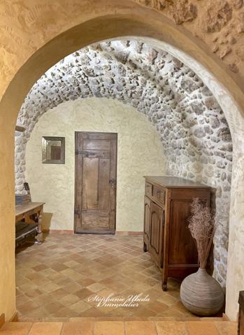 Alleins (13980) SPLENDIDE BATISSE DU 16EME DANS LES REMPARTS DU VIEUX VILLAGE