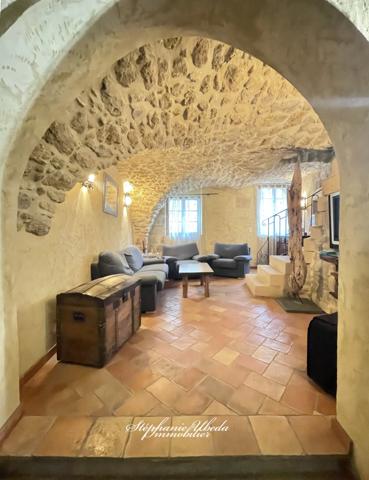 Alleins (13980) SPLENDIDE BATISSE DU 16EME DANS LES REMPARTS DU VIEUX VILLAGE