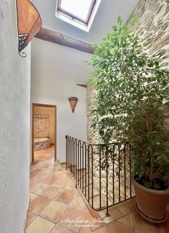 Alleins (13980) SPLENDIDE BATISSE DU 16EME DANS LES REMPARTS DU VIEUX VILLAGE