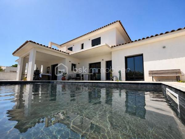 Au sein d'un environnement résidentiel particulièrement recherché de Sanary-sur-Mer, découvrez cette superbe villa d'architecte, développant 128,87 m² habitables sur une belle parcelle de 800 m² avec piscine.

Construite en 2017 et parfaitement entretenue, la propriété séduit immédiatement par la qualité de sa conception, sa luminosité et son excellent état général. Les façades, la toiture et l'ensemble des équipements ne nécessitent aucun travaux.

Le bel espace de vie avec cuisine équipée est ouvert sur les terrasses et le jardin. Les volumes sont harmonieux et offrent un confort de vie particulièrement agréable.

La partie nuit accueille trois véritables suites, chacune disposant de sa propre salle d'eau ou salle de bains. L'une d'elles est située de plain-pied, un atout rare et recherché.

À l'extérieur, le terrain plat accueille une agréable piscine ainsi que de beaux espaces de détente dans un cadre parfaitement maîtrisé. Les espaces extérieurs offrent aujourd'hui une belle toile blanche à imaginer selon vos envies. Le terrain plat permet la création d'un véritable projet paysager sur mesure (jardin méditerranéen, espaces de réception, terrain de pétanque, aire de jeux...), tandis que l'implantation de végétaux et de haies permettra de renforcer encore davantage l'intimité des lieux et de préserver un cadre de vie privilégié. 

L'adresse constitue l'un des véritables points forts de cette propriété. Particulièrement appréciée des familles, elle bénéficie de la proximité du collège, des écoles, des commerces du quotidien et des plages de Sanary. Tout en profitant d'un environnement calme et résidentiel, elle permet de rejoindre rapidement le centre historique, le port et les animations de Sanary-sur-Mer, l'une des communes les plus recherchées du littoral varois.

Une propriété rare alliant qualité de construction, confort moderne et emplacement privilégié au cœur de Sanary-sur-Mer.