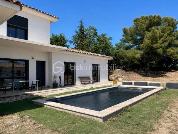 Au sein d'un environnement résidentiel particulièrement recherché de Sanary-sur-Mer, découvrez cette superbe villa d'architecte, développant 128,87 m² habitables sur une belle parcelle de 800 m² avec piscine.

Construite en 2017 et parfaitement entretenue, la propriété séduit immédiatement par la qualité de sa conception, sa luminosité et son excellent état général. Les façades, la toiture et l'ensemble des équipements ne nécessitent aucun travaux.

Le bel espace de vie avec cuisine équipée est ouvert sur les terrasses et le jardin. Les volumes sont harmonieux et offrent un confort de vie particulièrement agréable.

La partie nuit accueille trois véritables suites, chacune disposant de sa propre salle d'eau ou salle de bains. L'une d'elles est située de plain-pied, un atout rare et recherché.

À l'extérieur, le terrain plat accueille une agréable piscine ainsi que de beaux espaces de détente dans un cadre parfaitement maîtrisé. Les espaces extérieurs offrent aujourd'hui une belle toile blanche à imaginer selon vos envies. Le terrain plat permet la création d'un véritable projet paysager sur mesure (jardin méditerranéen, espaces de réception, terrain de pétanque, aire de jeux...), tandis que l'implantation de végétaux et de haies permettra de renforcer encore davantage l'intimité des lieux et de préserver un cadre de vie privilégié. 

L'adresse constitue l'un des véritables points forts de cette propriété. Particulièrement appréciée des familles, elle bénéficie de la proximité du collège, des écoles, des commerces du quotidien et des plages de Sanary. Tout en profitant d'un environnement calme et résidentiel, elle permet de rejoindre rapidement le centre historique, le port et les animations de Sanary-sur-Mer, l'une des communes les plus recherchées du littoral varois.

Une propriété rare alliant qualité de construction, confort moderne et emplacement privilégié au cœur de Sanary-sur-Mer.