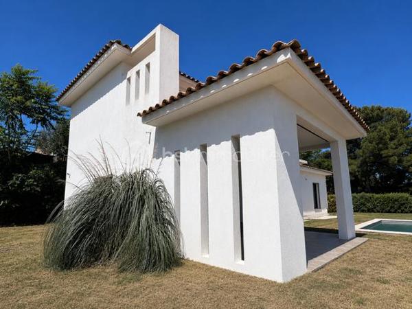 Au sein d'un environnement résidentiel particulièrement recherché de Sanary-sur-Mer, découvrez cette superbe villa d'architecte, développant 128,87 m² habitables sur une belle parcelle de 800 m² avec piscine.

Construite en 2017 et parfaitement entretenue, la propriété séduit immédiatement par la qualité de sa conception, sa luminosité et son excellent état général. Les façades, la toiture et l'ensemble des équipements ne nécessitent aucun travaux.

Le bel espace de vie avec cuisine équipée est ouvert sur les terrasses et le jardin. Les volumes sont harmonieux et offrent un confort de vie particulièrement agréable.

La partie nuit accueille trois véritables suites, chacune disposant de sa propre salle d'eau ou salle de bains. L'une d'elles est située de plain-pied, un atout rare et recherché.

À l'extérieur, le terrain plat accueille une agréable piscine ainsi que de beaux espaces de détente dans un cadre parfaitement maîtrisé. Les espaces extérieurs offrent aujourd'hui une belle toile blanche à imaginer selon vos envies. Le terrain plat permet la création d'un véritable projet paysager sur mesure (jardin méditerranéen, espaces de réception, terrain de pétanque, aire de jeux...), tandis que l'implantation de végétaux et de haies permettra de renforcer encore davantage l'intimité des lieux et de préserver un cadre de vie privilégié. 

L'adresse constitue l'un des véritables points forts de cette propriété. Particulièrement appréciée des familles, elle bénéficie de la proximité du collège, des écoles, des commerces du quotidien et des plages de Sanary. Tout en profitant d'un environnement calme et résidentiel, elle permet de rejoindre rapidement le centre historique, le port et les animations de Sanary-sur-Mer, l'une des communes les plus recherchées du littoral varois.

Une propriété rare alliant qualité de construction, confort moderne et emplacement privilégié au cœur de Sanary-sur-Mer.