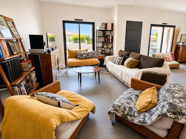 Au sein d'un environnement résidentiel particulièrement recherché de Sanary-sur-Mer, découvrez cette superbe villa d'architecte, développant 128,87 m² habitables sur une belle parcelle de 800 m² avec piscine.

Construite en 2017 et parfaitement entretenue, la propriété séduit immédiatement par la qualité de sa conception, sa luminosité et son excellent état général. Les façades, la toiture et l'ensemble des équipements ne nécessitent aucun travaux.

Le bel espace de vie avec cuisine équipée est ouvert sur les terrasses et le jardin. Les volumes sont harmonieux et offrent un confort de vie particulièrement agréable.

La partie nuit accueille trois véritables suites, chacune disposant de sa propre salle d'eau ou salle de bains. L'une d'elles est située de plain-pied, un atout rare et recherché.

À l'extérieur, le terrain plat accueille une agréable piscine ainsi que de beaux espaces de détente dans un cadre parfaitement maîtrisé. Les espaces extérieurs offrent aujourd'hui une belle toile blanche à imaginer selon vos envies. Le terrain plat permet la création d'un véritable projet paysager sur mesure (jardin méditerranéen, espaces de réception, terrain de pétanque, aire de jeux...), tandis que l'implantation de végétaux et de haies permettra de renforcer encore davantage l'intimité des lieux et de préserver un cadre de vie privilégié. 

L'adresse constitue l'un des véritables points forts de cette propriété. Particulièrement appréciée des familles, elle bénéficie de la proximité du collège, des écoles, des commerces du quotidien et des plages de Sanary. Tout en profitant d'un environnement calme et résidentiel, elle permet de rejoindre rapidement le centre historique, le port et les animations de Sanary-sur-Mer, l'une des communes les plus recherchées du littoral varois.

Une propriété rare alliant qualité de construction, confort moderne et emplacement privilégié au cœur de Sanary-sur-Mer.