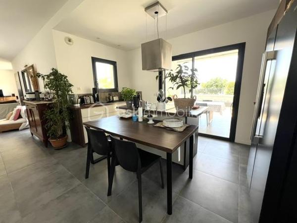 Au sein d'un environnement résidentiel particulièrement recherché de Sanary-sur-Mer, découvrez cette superbe villa d'architecte, développant 128,87 m² habitables sur une belle parcelle de 800 m² avec piscine.

Construite en 2017 et parfaitement entretenue, la propriété séduit immédiatement par la qualité de sa conception, sa luminosité et son excellent état général. Les façades, la toiture et l'ensemble des équipements ne nécessitent aucun travaux.

Le bel espace de vie avec cuisine équipée est ouvert sur les terrasses et le jardin. Les volumes sont harmonieux et offrent un confort de vie particulièrement agréable.

La partie nuit accueille trois véritables suites, chacune disposant de sa propre salle d'eau ou salle de bains. L'une d'elles est située de plain-pied, un atout rare et recherché.

À l'extérieur, le terrain plat accueille une agréable piscine ainsi que de beaux espaces de détente dans un cadre parfaitement maîtrisé. Les espaces extérieurs offrent aujourd'hui une belle toile blanche à imaginer selon vos envies. Le terrain plat permet la création d'un véritable projet paysager sur mesure (jardin méditerranéen, espaces de réception, terrain de pétanque, aire de jeux...), tandis que l'implantation de végétaux et de haies permettra de renforcer encore davantage l'intimité des lieux et de préserver un cadre de vie privilégié. 

L'adresse constitue l'un des véritables points forts de cette propriété. Particulièrement appréciée des familles, elle bénéficie de la proximité du collège, des écoles, des commerces du quotidien et des plages de Sanary. Tout en profitant d'un environnement calme et résidentiel, elle permet de rejoindre rapidement le centre historique, le port et les animations de Sanary-sur-Mer, l'une des communes les plus recherchées du littoral varois.

Une propriété rare alliant qualité de construction, confort moderne et emplacement privilégié au cœur de Sanary-sur-Mer.
